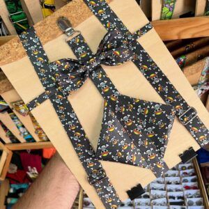 1. Correa de bandana con calaveras y estilo único para mascotas.