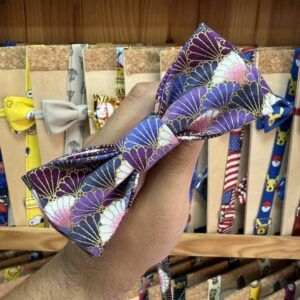 Banda para cabello de seda con diseño de fans en tonos morados, dorados, rosas y blancos, ideal para accesorios de moda.
