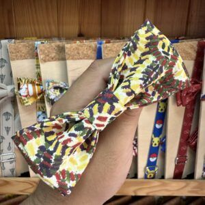 1. Lazo de tela con estampado multicolor para accesorios y moda infantil.