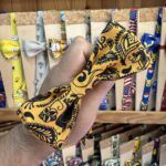 TÍTULO: Bufanda de tela con diseño bandana amarilla y estampado negro para niños y adultos.