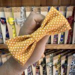 1. Lazo de tela con diseño a lunares en tono naranja y white, ideal para accesorios de moda.