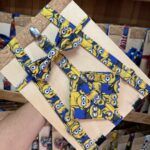 Minions, corbata y cinturón de tela con estampado divertido y colorido.
