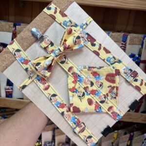 Cinturón con diseño de Disney, personajes de Pinocho en fundas de tela amarilla.