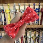 1. Pañuelo rojo con anclas blancas, accesorio de moda náutica y verano.