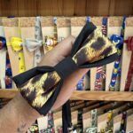 Paño de tela con estampado de jaguar en color amarillo y negro, ideal para accesorios de moda.