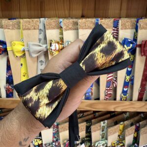 Paño de tela con estampado de jaguar en color amarillo y negro, ideal para accesorios de moda.