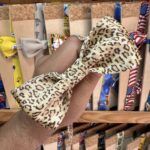 Lazos de tela con estampado animal en tiendas de accesorios de moda y gelatinas de colores y diseños variados.