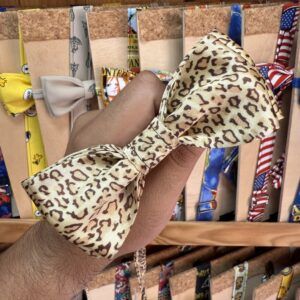 Lazos de tela con estampado animal en tiendas de accesorios de moda y gelatinas de colores y diseños variados.