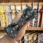 Banda para mascotas con estampado de Leopardo en fondo verde oscuro.