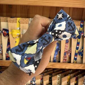 1. Lazo de tela con diseño de Pokémon en tienda de accesorios infantiles.