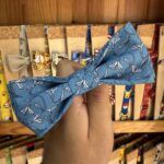 1. Lazo de tela azul con estampado floral para accesorios o peinados.