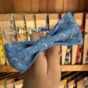 1. Lazo de tela azul con estampado floral para accesorios o peinados.