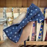1. Lazo de tela con diseño de cuadros en azul oscuro, ideal para accesorios y complementos decorativos.