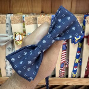 1. Lazo de tela con diseño de cuadros en azul oscuro, ideal para accesorios y complementos decorativos.