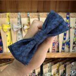 1. Lazo de tela azul con estampado de flores para niños y adultos.