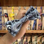 1. Accesorio de moda con estampado de bandana en tonos grises y negros.