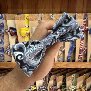1. Accesorio de moda con estampado de bandana en tonos grises y negros.