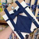 Cinta y pajarita azul en caja de regalo personalizada para niños y niñas.