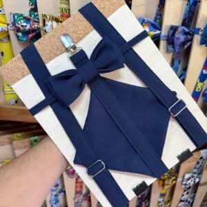 Cinta y pajarita azul en caja de regalo personalizada para niños y niñas.