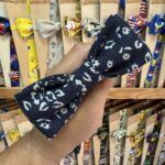 1. Pasador de pelo bandana en tela de algodón azul con estampado de letras y flores.