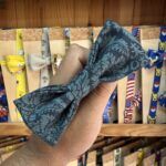Lazo de pañuelo con estampado detallado en tonos oscuros, pensado para accesorios de moda y festivales.