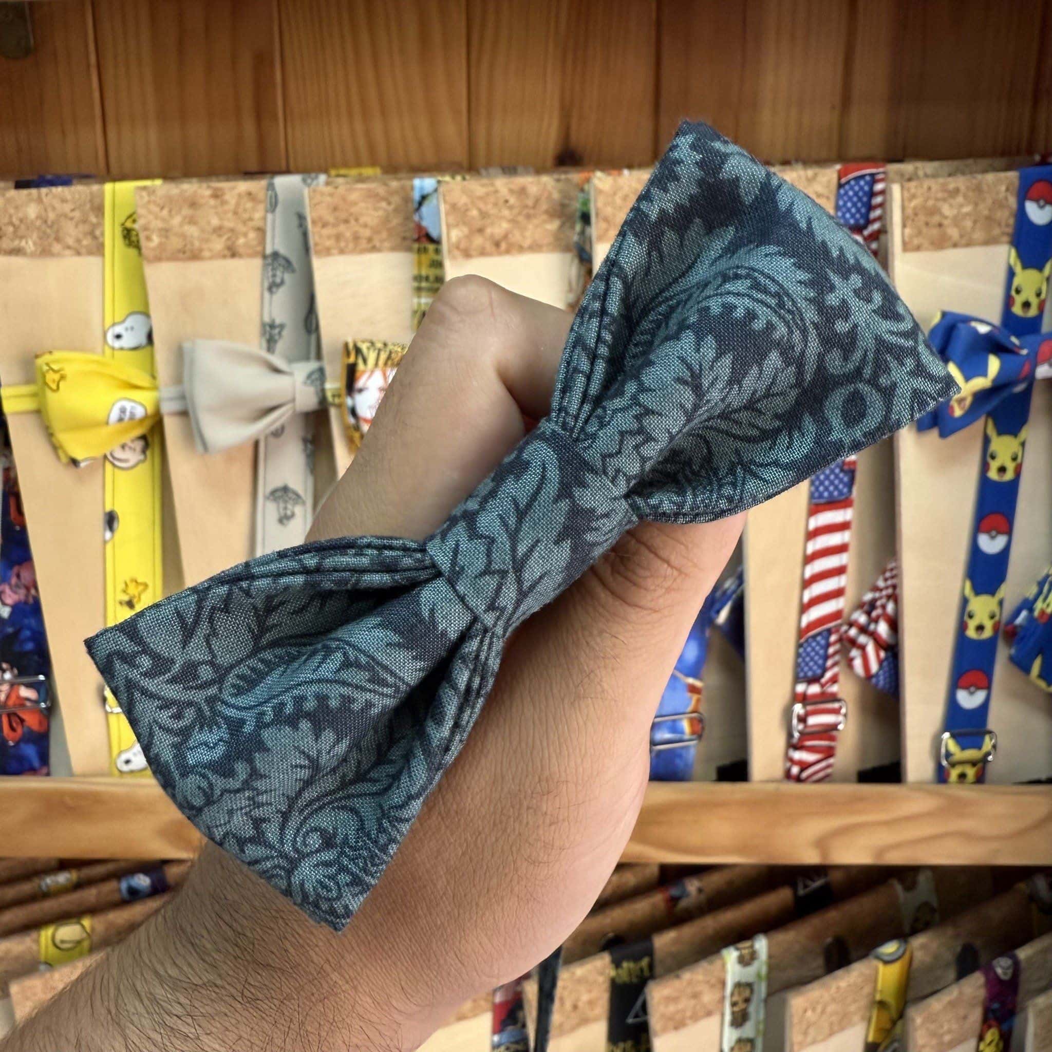 Lazo de pañuelo con estampado detallado en tonos oscuros, pensado para accesorios de moda y festivales.