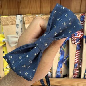 1. Accesorio de tela con estampado de pequeñas flores blancas en fondo azul marino.