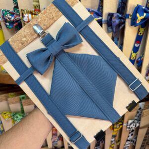 Cinta de tela y lazo en color azul para accesorios y decoraciones.