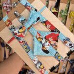 Disfraz de arnés de Disney La Sirenita con estampado de Ariel y personajes, para disfraz infantil original y divertido.