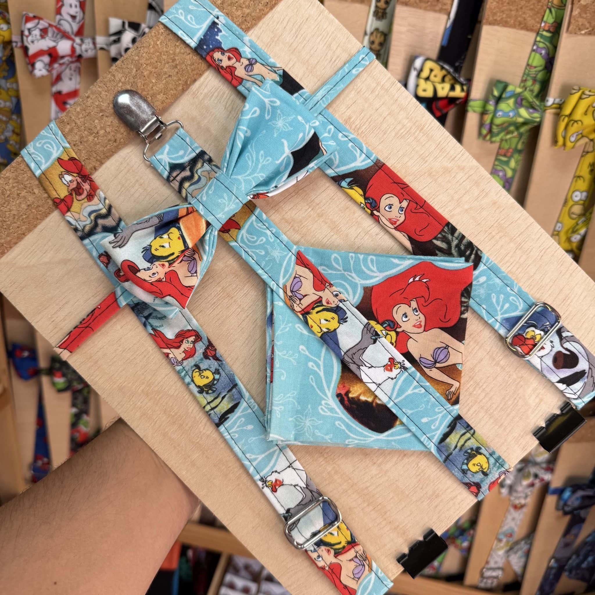 Disfraz de arnés de Disney La Sirenita con estampado de Ariel y personajes, para disfraz infantil original y divertido.