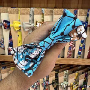 Colorido lazo de tela con diseño de personajes de anime, ideal para accesorios y moda infantil.