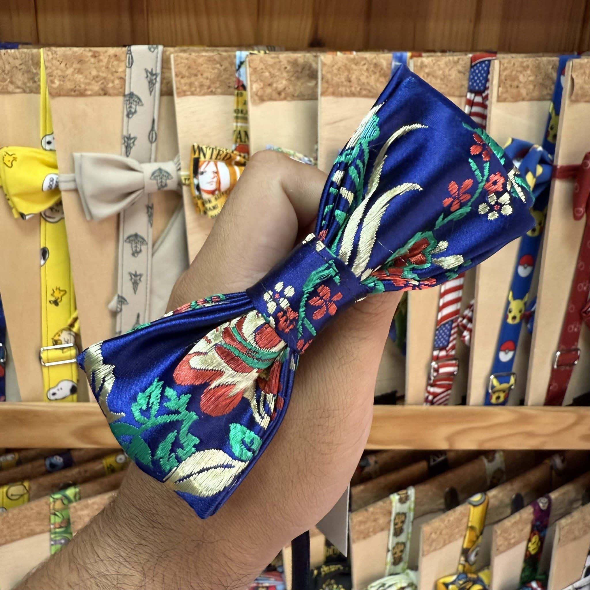 1. Diadema de cinta de satén azul con bordado floral, ideal para accesorios de moda.