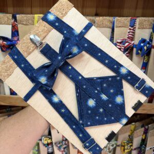 CINTA PARA PEINADOS, diadema con estampado de estrellas y fuegos artificiales en azul navy.