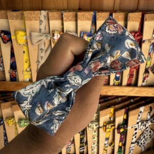1. Lazo de tela con diseño floral en tonos azules y rosas, ideal para accesorios de moda.