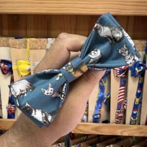 Lazo para mascotas con estampado de gatos de colores en tela azul.