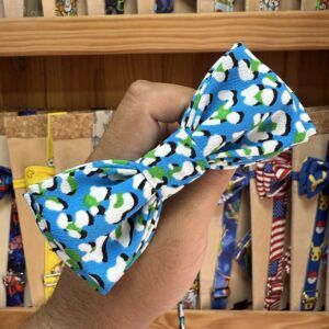 1. Laço de pelo estampado en colores azul, verde y blanco para peinados infantiles.