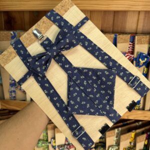 Colgante en forma de pajarita con cinta floral azul oscuro, ideal para accesorios de moda femeninos.