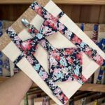 1. Lazo y cinturón de tela con estampado floral en tonos rosa, rojo y azul para accesorios de moda.