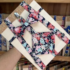 1. Lazo y cinturón de tela con estampado floral en tonos rosa, rojo y azul para accesorios de moda.