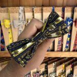 1. Diadema de tela con estampado floral en azul y amarillo para mujer.