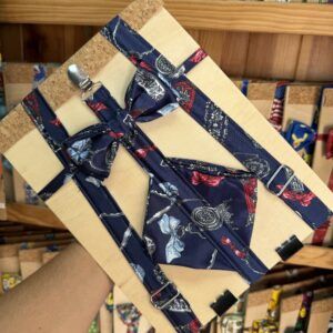 1. Corbata de tela estampada en tonos azules y rojos con diseño bandana.