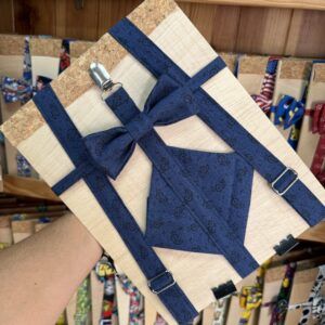 Cinta de tela azul con lazo decorativo en caja de madera para regalo artesanal.