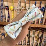 Lazo de tela con estampado de peces en colores vivos, ideal para prendas y accesorios infantiles.