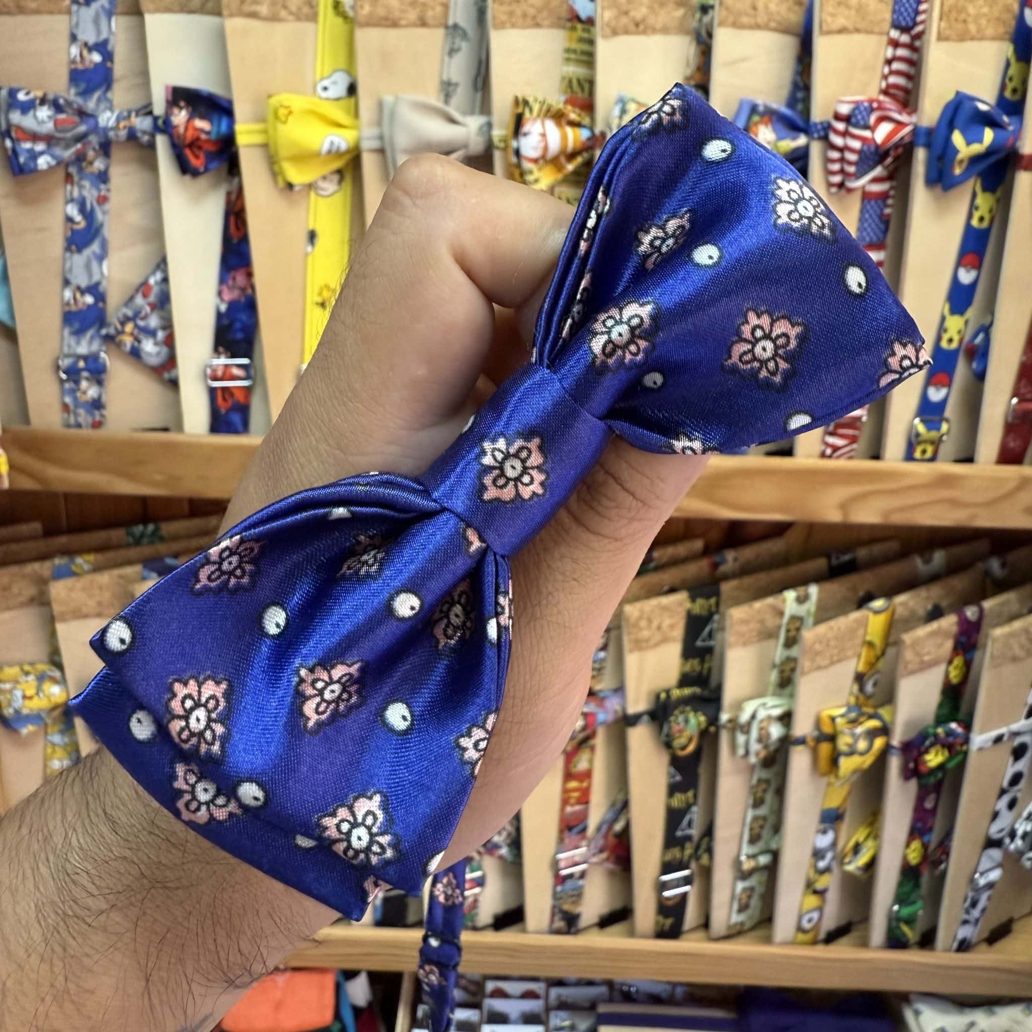 1. Lazo de pelo azul con pequeñas flores en tienda de accesorios de moda.