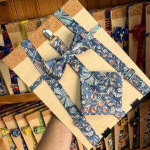 1. Correa de diseño floral en tonos azules para mascotas, resistente y ajustable.