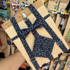 Alto texto: Correa de bolsos y accesorios con estampado floral en tonos oscuros.