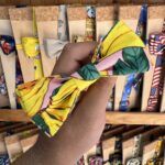 1. Laços de tela estampados en colores vibrantes y diseños variados.