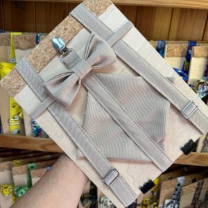 1. Accesorio de moda para bebé con lazo en tono beige en caja de madera.