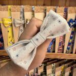 1. Lazo de tela con diseño floral en tonos suaves para accesorios de moda y decoración infantiles.
