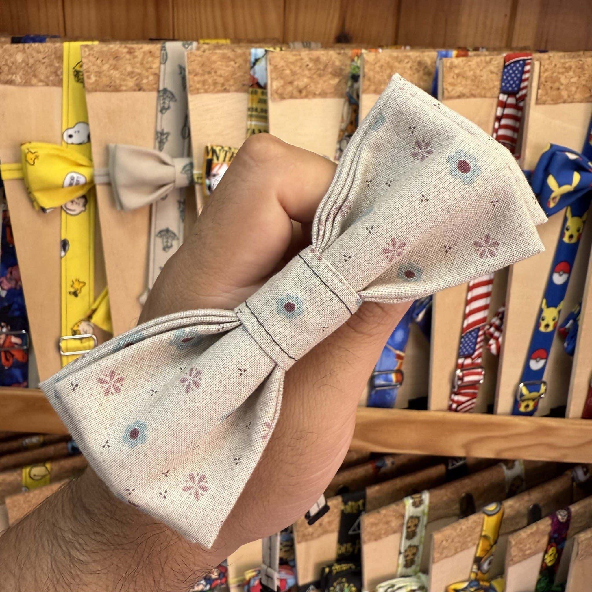 1. Lazo de tela con diseño floral en tonos suaves para accesorios de moda y decoración infantiles.